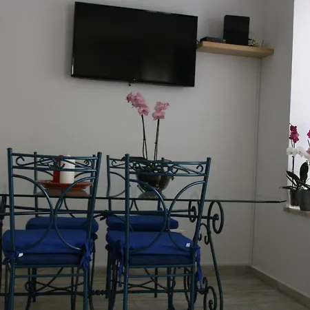 House Of Orchids With Patio