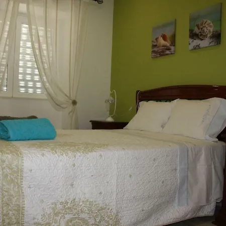 House Of Orchids With Pátio Appartamento *